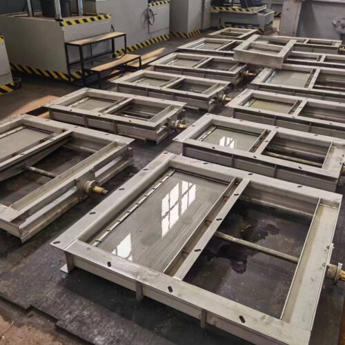 Three-side sealing flush bottom channel penstock or gate for open channels